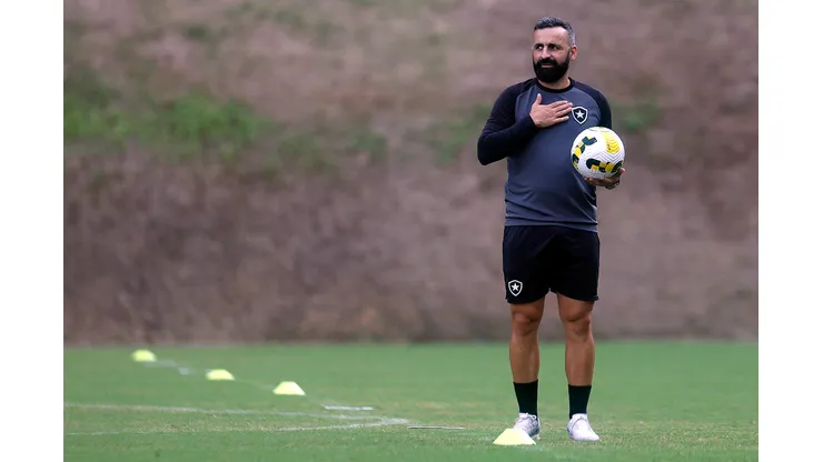 Foto: (Vítor Silva/Botafogo) - Auxiliar técnico na comissão de Luís Castro, Vítor Severino tem feito sucesso entre a torcida do Botafogo