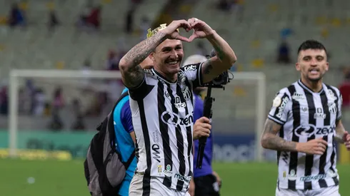Foto: (Felipe Santos/Ceará SC) – Vina voltou a ser decisivo no Ceará no clássico contra o Fortaleza