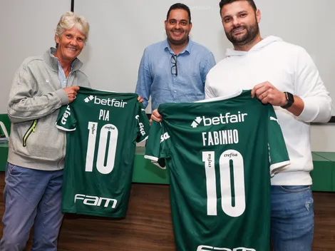 Pia Sundhage visita treino do Palmeiras e ganha presente de Abel Ferreira