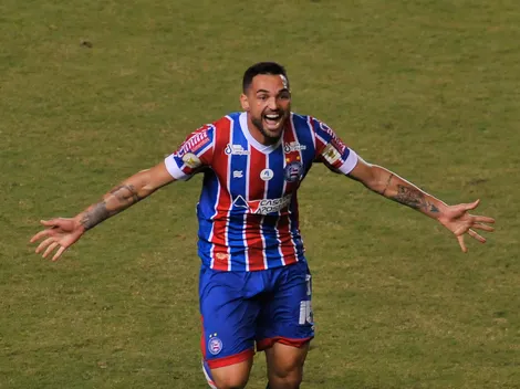 De férias, Gilberto visita treino do Bahia e agita torcida na web