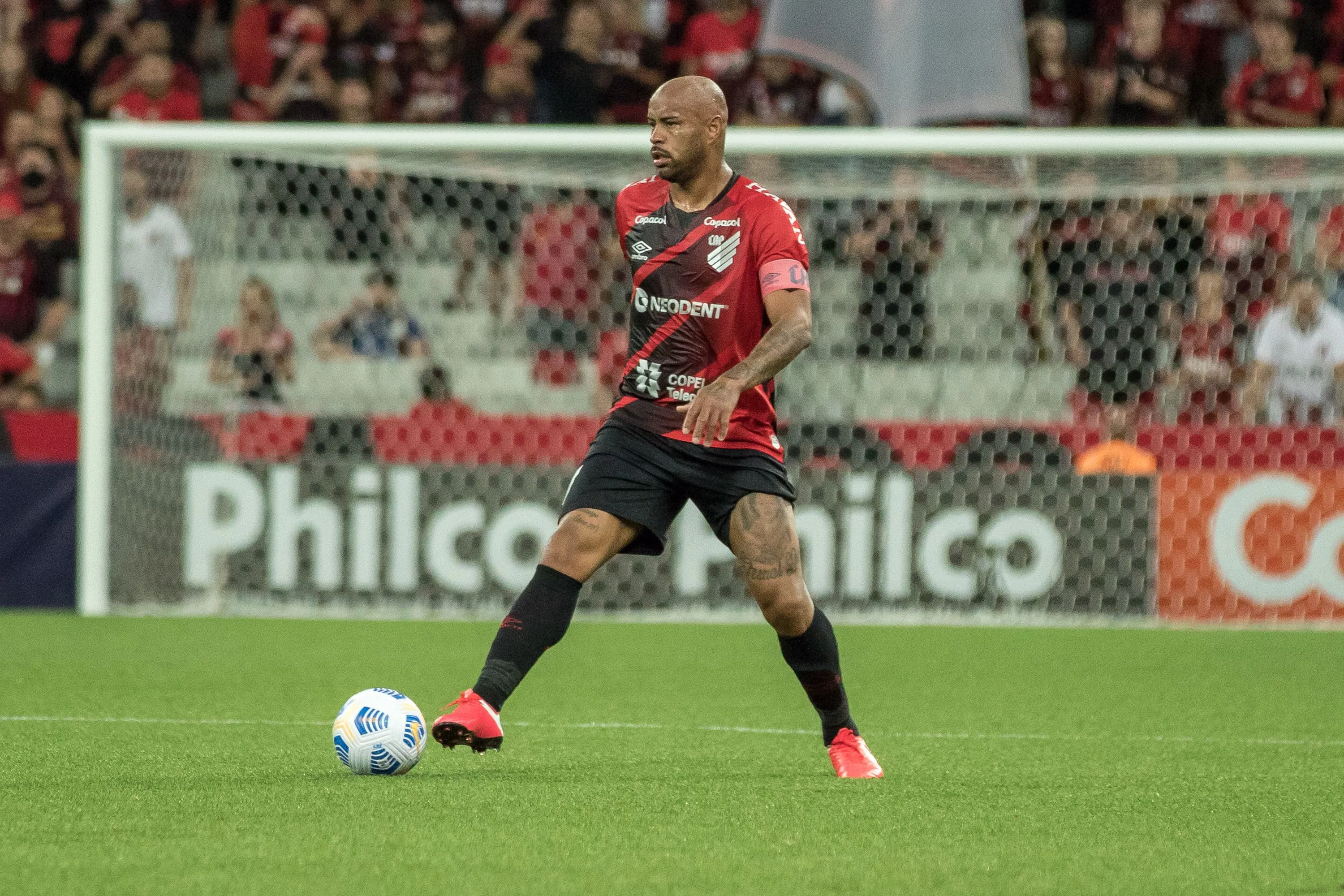 Foto: (Robson Mafra/AGIF) - Thiago Heleno está próximo de poder atuar pelo Athletico