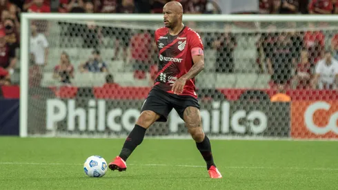 Foto: (Robson Mafra/AGIF) – Thiago Heleno está próximo de poder atuar pelo Athletico