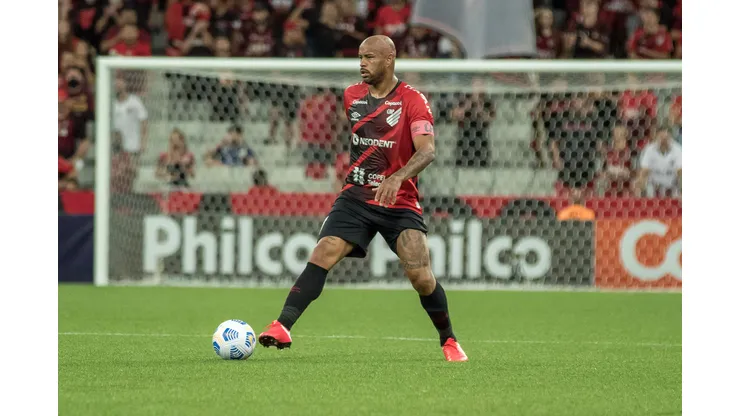 Foto: (Robson Mafra/AGIF) - Thiago Heleno está próximo de poder atuar pelo Athletico
