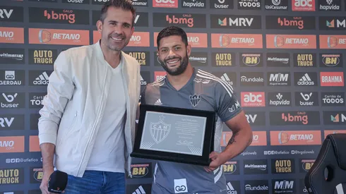 Foto: (Pedro Souza/Atlético) – Hulk, ao lado de Victor, foi homenageado pelo Atlético nesta sexta (29)
