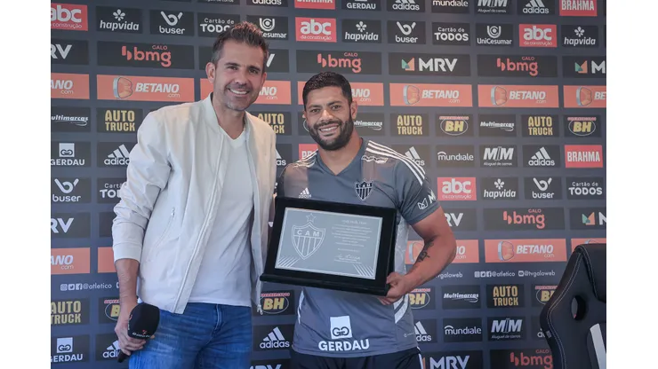 Foto: (Pedro Souza/Atlético) - Hulk, ao lado de Victor, foi homenageado pelo Atlético nesta sexta (29)