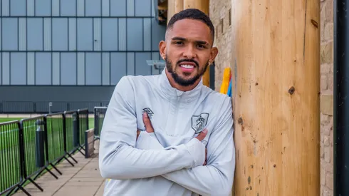 Foto: (Divulgação/Twitter Oficial Burnley FC) – A transferência de Vitinho para o Burnley, da Inglaterra, vai render lucros ao Cruzeiro