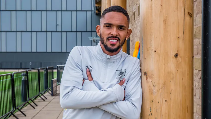 Foto: (Divulgação/Twitter Oficial Burnley FC) - A transferência de Vitinho para o Burnley, da Inglaterra, vai render lucros ao Cruzeiro