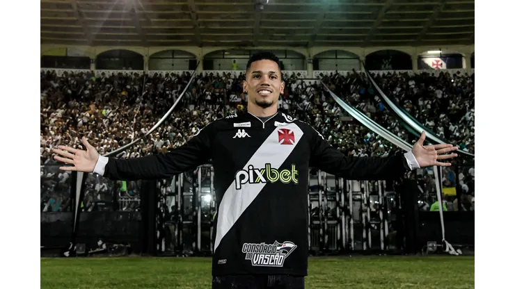 Foto: (Thiago Ribeiro/AGIF) - Paulinho visitou São Januário no final de maio e foi ovacionado pela torcida do Vasco