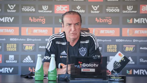 Foto: (Pedro Souza/Atlético) – Cuca durante sua apresentação no Atlético nesta terça (26)