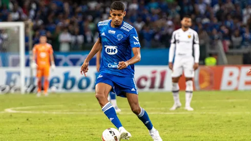 Foto: (Alessandra Torres/AGIF) – Adriano não é o único a deixar o Cruzeiro nesta segunda (25) rumo ao futebol português