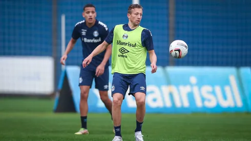 Foto: (Lucas Uebel/Grêmio) – Lucas Leiva pode fazer sua reestreia no Grêmio neste sábado (23)
