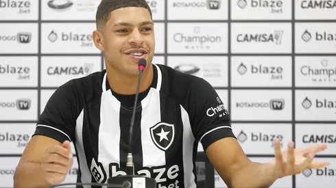 Foto: (Vítor Silva/Botafogo) – Luis Henrique durante sua apresentação no Botafogo nesta sexta (22)