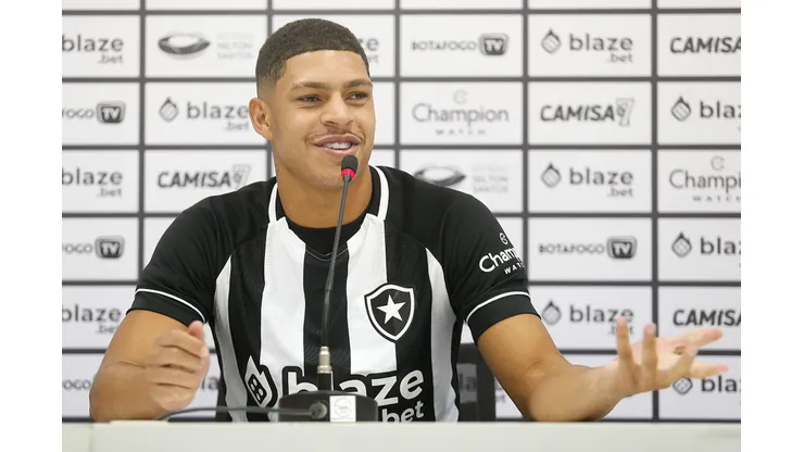 Foto: (Vítor Silva/Botafogo) - Luis Henrique durante sua apresentação no Botafogo nesta sexta (22)