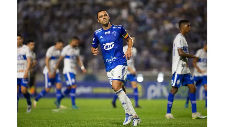 Foto: (Staff Images/Cruzeiro) - Rômulo sofreu uma forte entrada no empate do Cruzeiro nesta quarta (20)