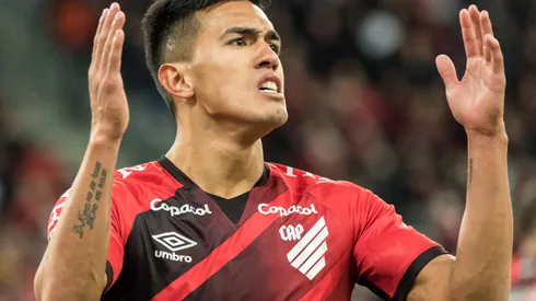 Foto: Robson Mafra/AGIF – Cuello desfalca o Athletico diante do Botafogo