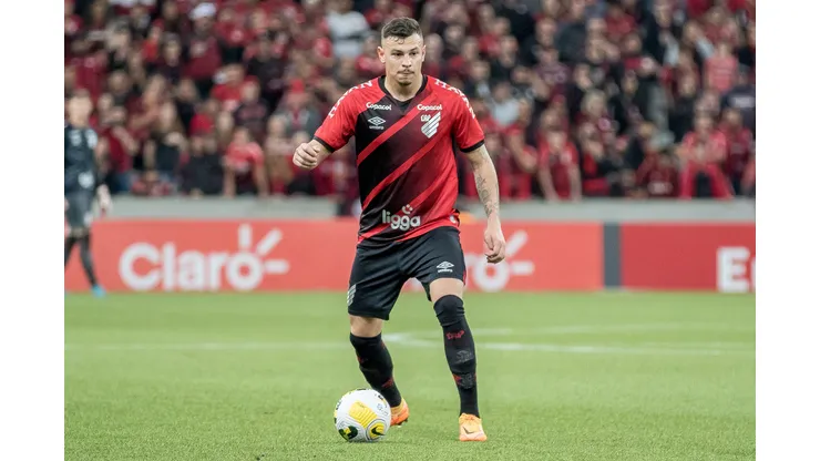Foto: (Robson Mafra/AGIF) - Hugo Moura, do Athletico, foi apenas advertido pelo STJD