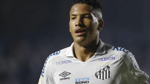 (Photo by Ricardo Moreira/Getty Images)- Ângelo deu moral para o garoto