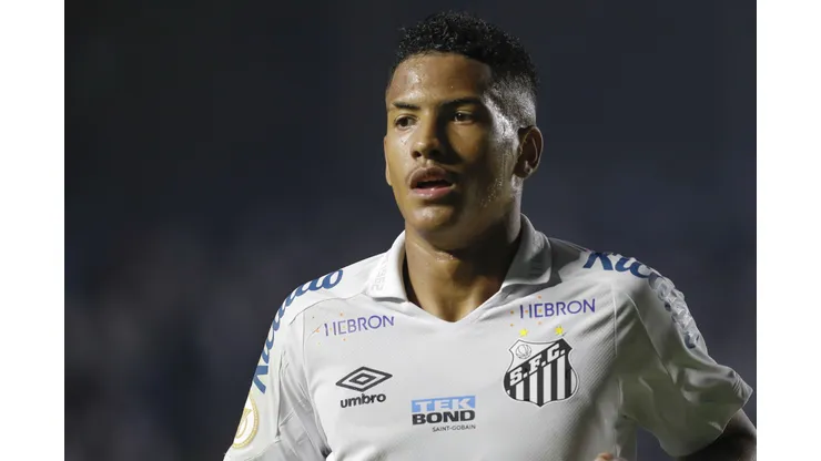 (Photo by Ricardo Moreira/Getty Images)- Ângelo deu moral para o garoto