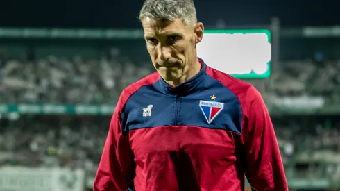 Foto: (Robson Mafra/AGIF) – Juan Pablo Vojvoda não poderá contar com um de seus defensores no Fortaleza devido a uma punição do STJD