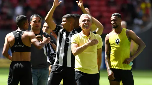Foto: (Mateus Bonomi/AGIF) – Luís Castro espera receber mais reforços no Botafogo na reabertura da janela de transferências