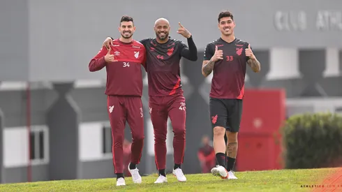Foto: (José Tramontin/athletico.com.br) – Thiago Heleno, ao centro, está próximo de voltar a ficar à disposição do Athletico
