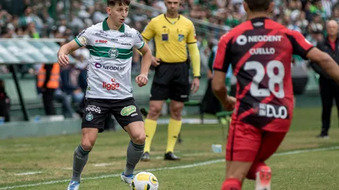 Foto: (Robson Mafra/AGIF) – A tendência é que Galarza volte para o banco de reservas do Coritiba diante do Flamengo