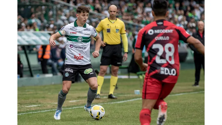 Foto: (Robson Mafra/AGIF) - A tendência é que Galarza volte para o banco de reservas do Coritiba diante do Flamengo