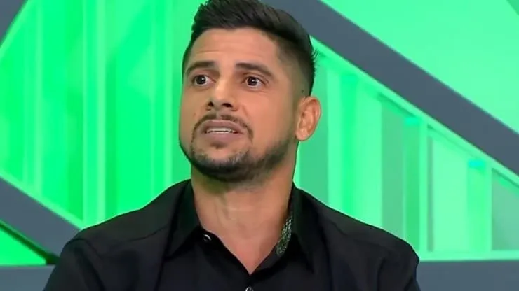 Foto: Reprodução / SBT – Cicinho corneta contratação de Vidal