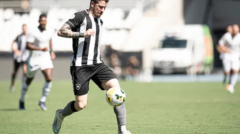 Foto: (Jorge Rodrigues/AGIF) – Gustavo Sauer voltou a ficar à disposição do Botafogo depois de dois meses lesionado