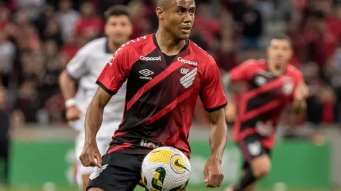 Foto: (Robson Mafra/AGIF) – Erick pode reforçar o Athletico-PR no mata-mata do Campeonato Paranaense