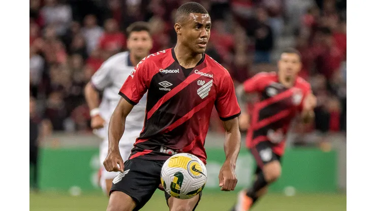Foto: (Robson Mafra/AGIF) - Erick pode reforçar o Athletico-PR no mata-mata do Campeonato Paranaense