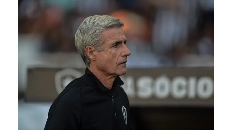 RJ - Rio de Janeiro - 16/06/2022 - BRASILEIRO A 2022, BOTAFOGO X SAO PAULO - Luis Castro tecnico do Botafogo durante partida contra o Sao Paulo no estadio Engenhao pelo campeonato Brasileiro A 2022. Foto: Thiago Ribeiro/AGIF