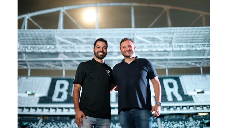 Foto: (Vítor Silva/Botafogo) - Pedro Moreira, à esquerda, foi apresentado como novo gerente de futebol do Botafogo por André Mazzuco, diretor esportivo