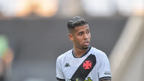 Foto: (Thiago Ribeiro/AGIF) – Weverton tem sido criticado pela torcida do Vasco, que deve ir atrás de reforços na reabertura da janela de transferências