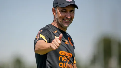 Foto: (Rodrigo Coca/Ag. Corinthians) – Vítor Pereira recebeu uma novidade animadora do departamento médico do Corinthians