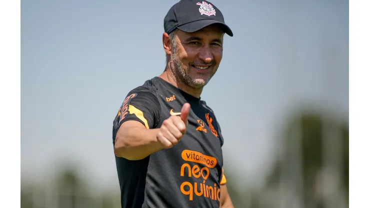 Foto: (Rodrigo Coca/Ag. Corinthians) - Vítor Pereira recebeu uma novidade animadora do departamento médico do Corinthians
