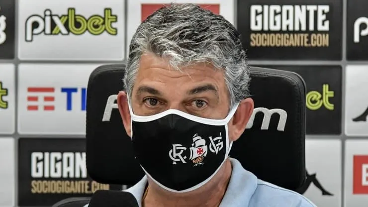 Foto: Thiago Ribeiro/AGIF - Carlos demitiu Maurício Souza neste domingo (24)