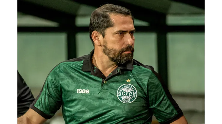Foto: (Robson Mafra/AGIF) - Gustavo Morínigo tem 42 vitórias, 21 empates e 29 derrotas pelo Coritiba