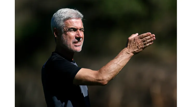 Foto: (Vítor Silva/Botafogo) - Luís Castro está prestes a ganhar um novo reforço no Botafogo