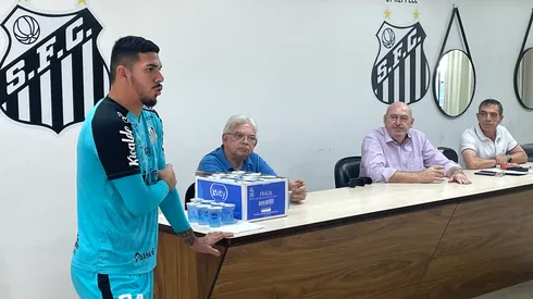 Foto: (Fábio Maradei/Santos FC) – João Paulo, goleiro do Santos, também falou na reunião convocada por Andres Rueda, presidente do Peixe