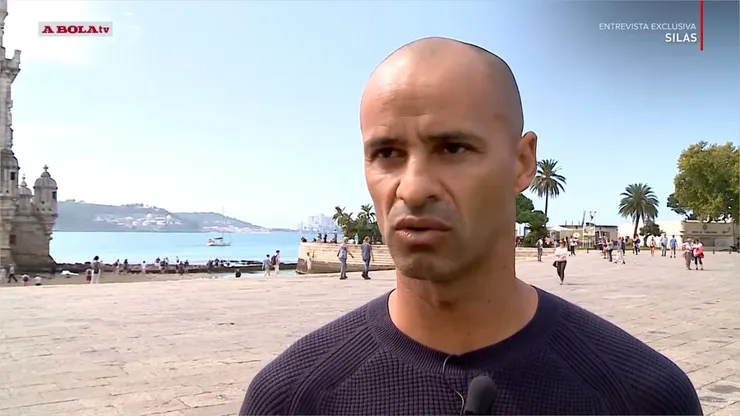 Foto: Reprodução A BOLA/YouTube | Técnico arranca defensor do Fluminense
