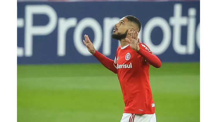 RS - Porto Alegre - 13/08/2020 - BRASILEIRO A 2020, INTERNACIONAL X SANTOS - Paolo Guerrero jogador do Internacional comemora seu gol durante partida contra o Santos no estadio Beira-Rio pelo campeonato Brasileiro A 2020. Foto: Pedro H. Tesch/AGIF