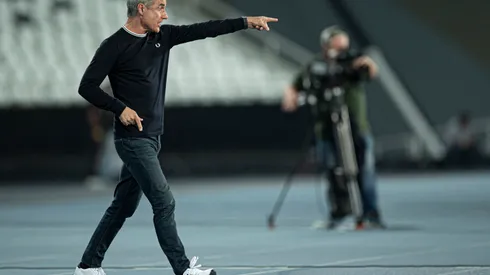 RJ - Rio de Janeiro - 15/05/2022 - BRASILEIRO A 2022, BOTAFOGO X FORTALEZA - Luis Castro tecnico do Botafogo durante partida contra o Fortaleza no estadio Engenhao pelo campeonato Brasileiro A 2022. Foto: Jorge Rodrigues/AGIF