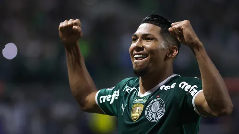 Foto: (Marcello Zambrana/AGIF) – Rony marcou um gol de bicicleta na goleada do Palmeiras na Libertadores nesta quarta (6)