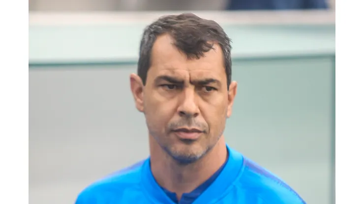 Foto: Gabriel Machado/AGIF - Carille tenta tirar atacante do Santos