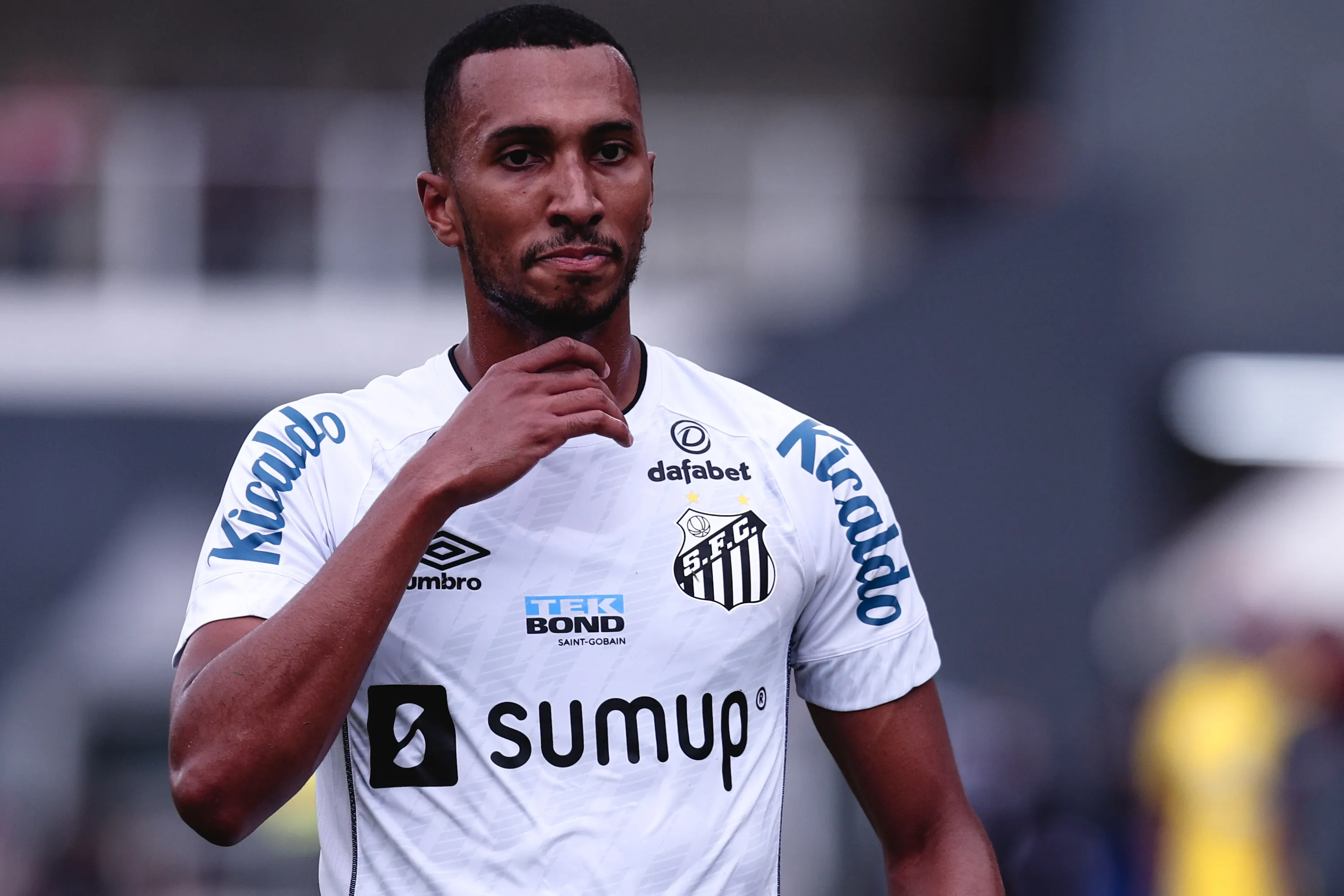 Lucas Braga deve ser titular no Santos