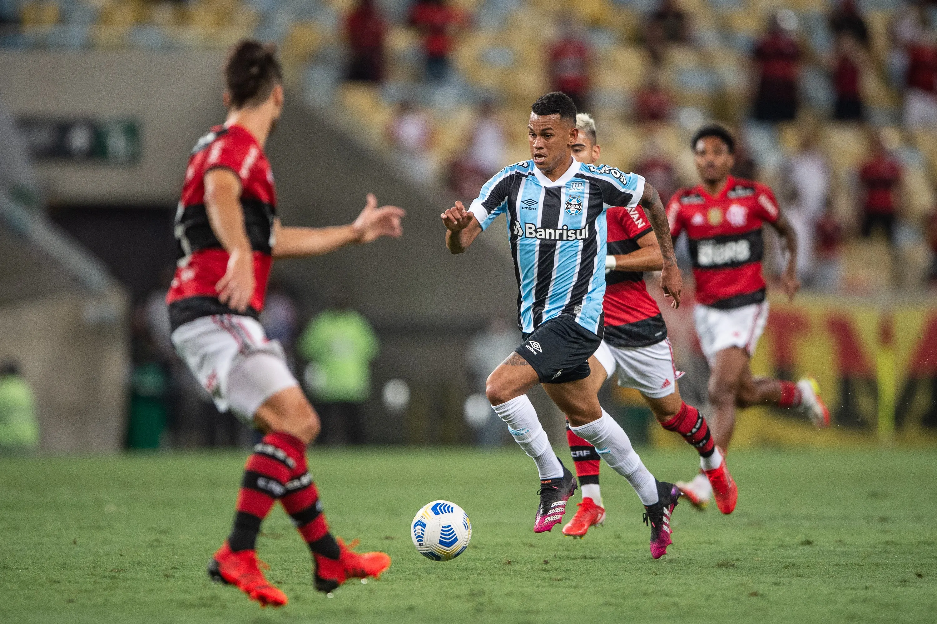 Foto: Thiago Ribeiro/AGIF | Grêmio faz exigências para negociar Fernando Henrique