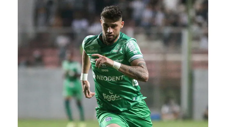 Foto: (Fernando Moreno/AGIF) - Fabrício Daniel briga por uma vaga entre os titulares do Coritiba após a suspensão de Igor Paixão