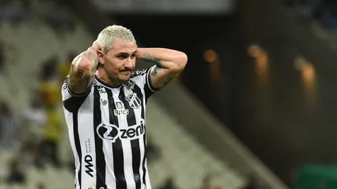 Foto: (Kely Pereira/AGIF) – Vina não tem presença garantida entre os titulares do Ceará para o jogo deste sábado (1)