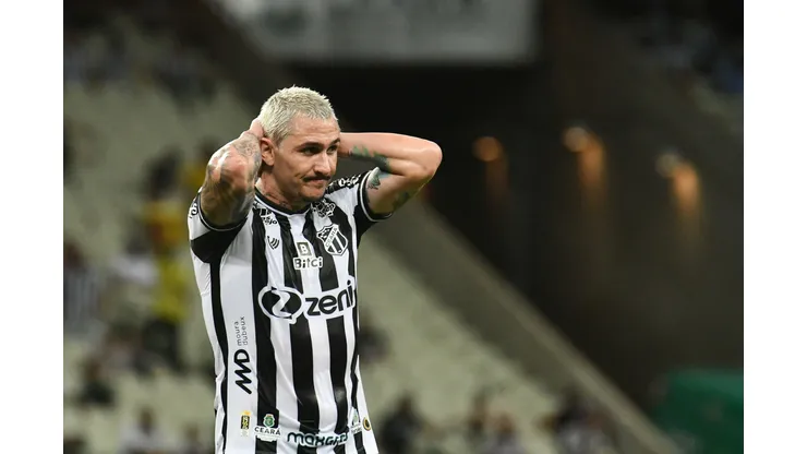 Foto: (Kely Pereira/AGIF) - Vina não tem presença garantida entre os titulares do Ceará para o jogo deste sábado (1)
